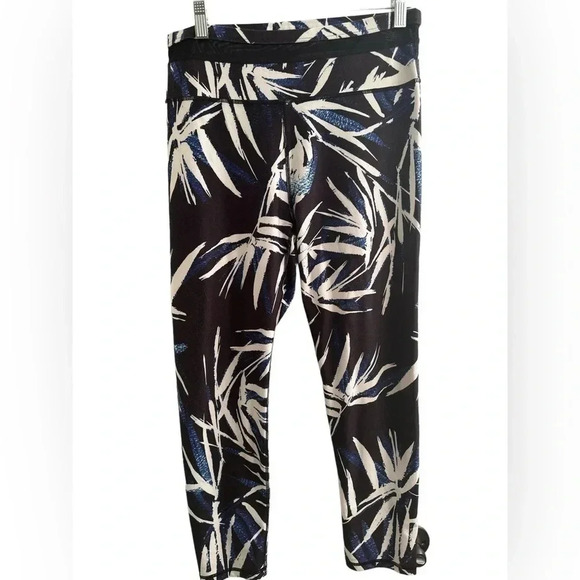 Fabletics navy and black floral print 7/8 length leggings - Picture 1 of 6